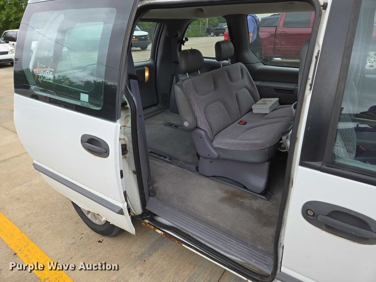 image for item EN8018 2000 Plymouth Voyager  van