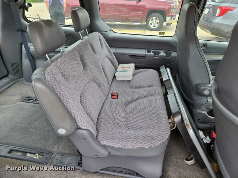 image for item EN8018 2000 Plymouth Voyager  van