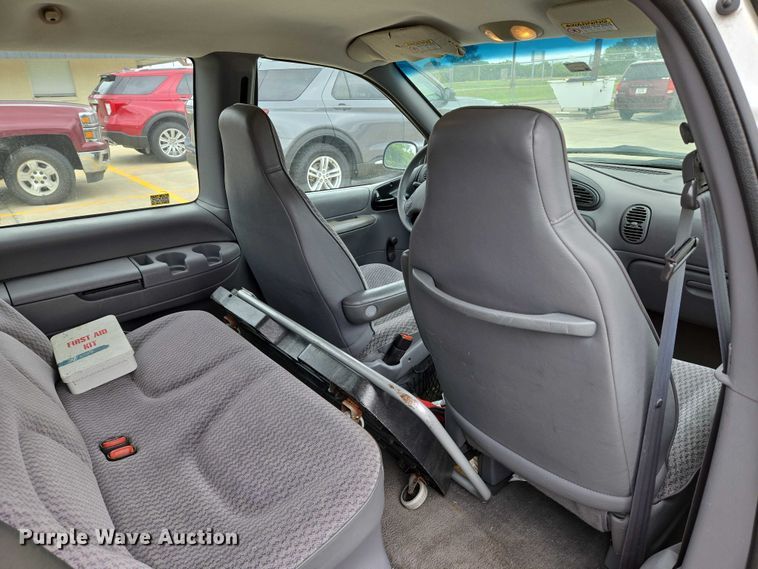 image for item EN8018 2000 Plymouth Voyager  van