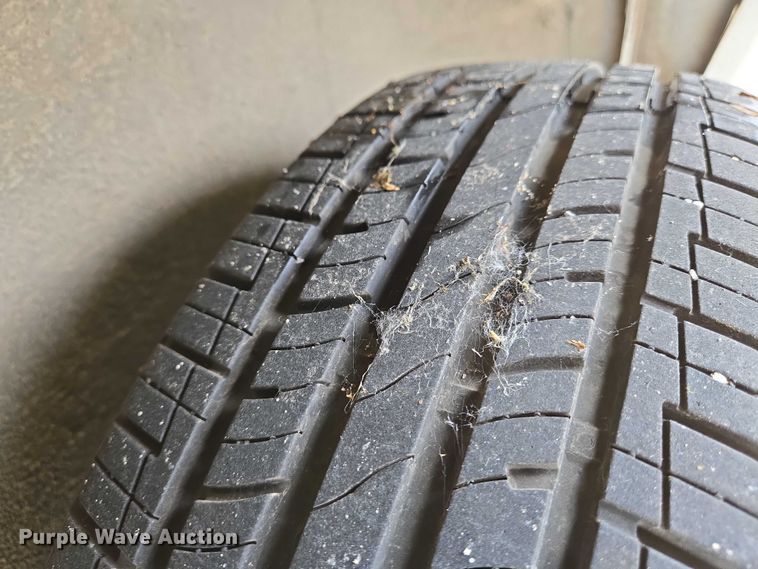 image for item EN8018 2000 Plymouth Voyager  van