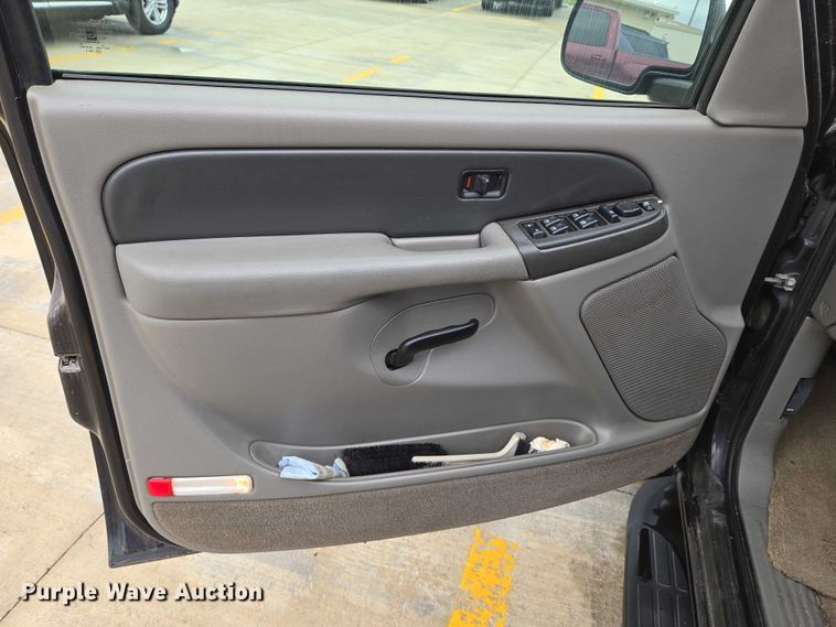 image for item EN8019 2003 Chevrolet Suburban 1500 SUV