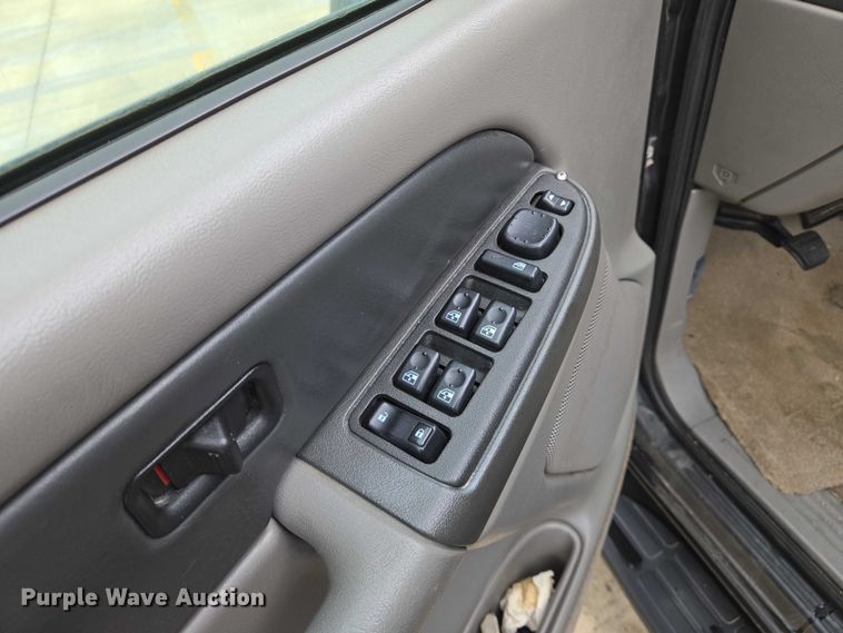 image for item EN8019 2003 Chevrolet Suburban 1500 SUV