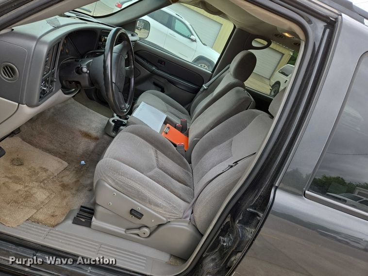 image for item EN8019 2003 Chevrolet Suburban 1500 SUV