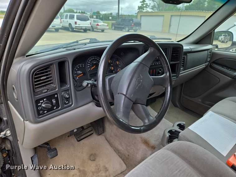 image for item EN8019 2003 Chevrolet Suburban 1500 SUV