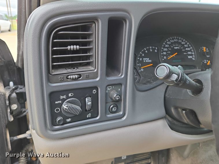 image for item EN8019 2003 Chevrolet Suburban 1500 SUV