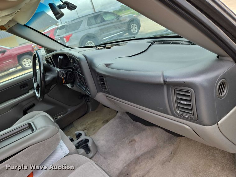 image for item EN8019 2003 Chevrolet Suburban 1500 SUV