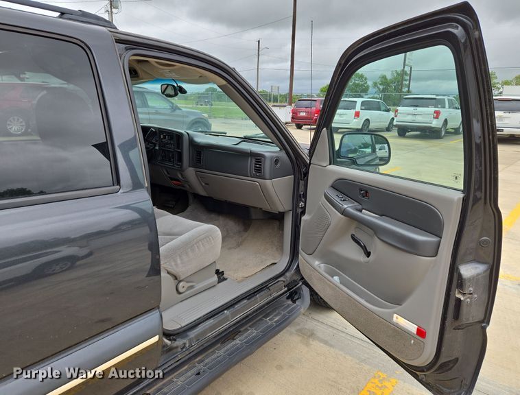 image for item EN8019 2003 Chevrolet Suburban 1500 SUV