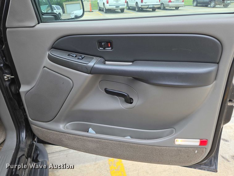 image for item EN8019 2003 Chevrolet Suburban 1500 SUV