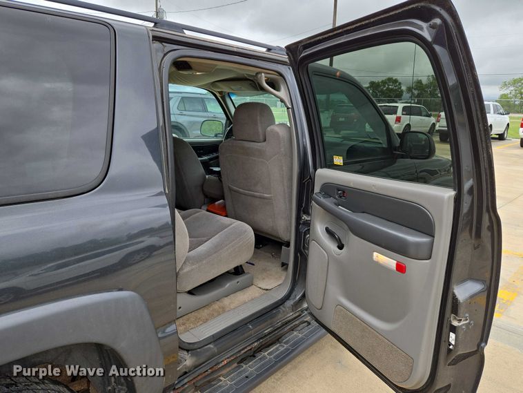 image for item EN8019 2003 Chevrolet Suburban 1500 SUV