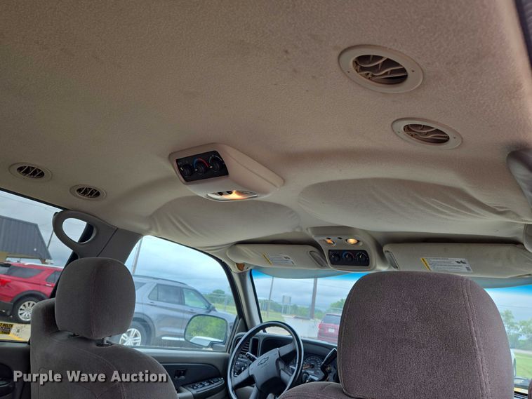 image for item EN8019 2003 Chevrolet Suburban 1500 SUV