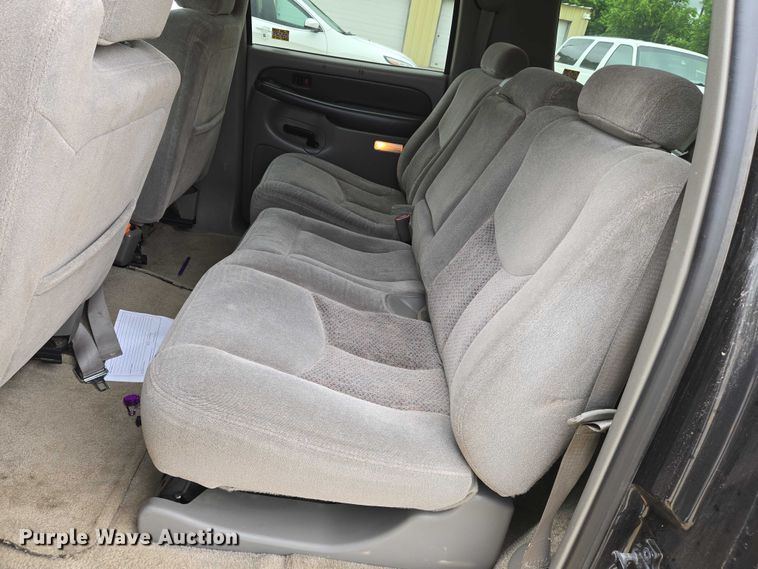 image for item EN8019 2003 Chevrolet Suburban 1500 SUV