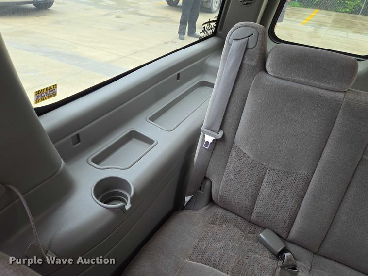 image for item EN8019 2003 Chevrolet Suburban 1500 SUV