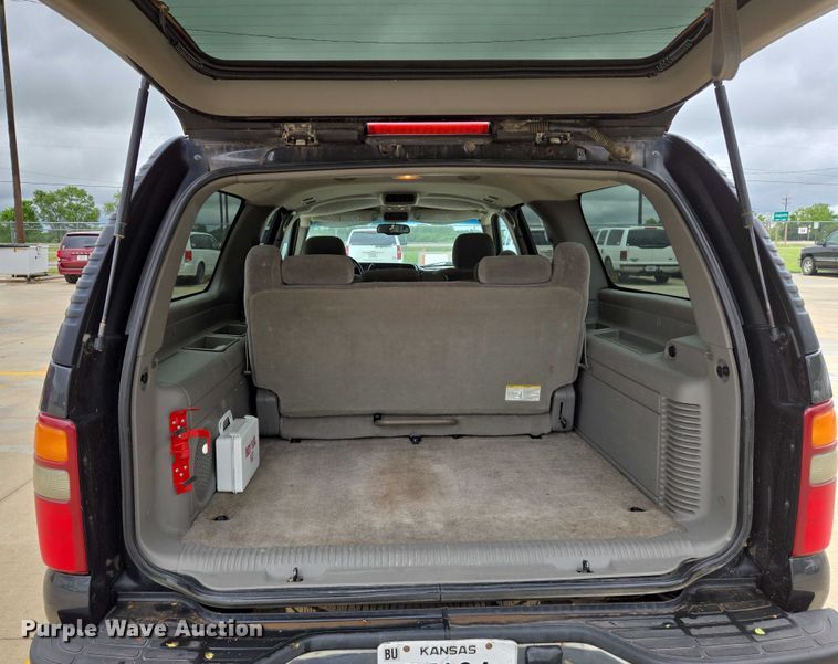 image for item EN8019 2003 Chevrolet Suburban 1500 SUV