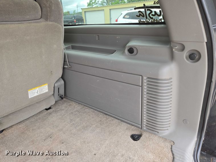 image for item EN8019 2003 Chevrolet Suburban 1500 SUV