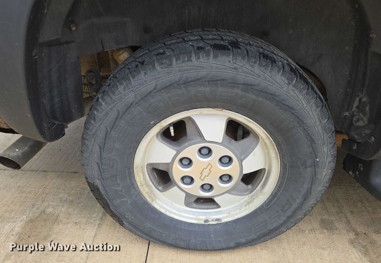 image for item EN8019 2003 Chevrolet Suburban 1500 SUV