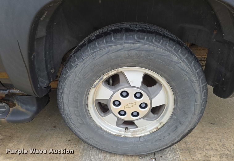 image for item EN8019 2003 Chevrolet Suburban 1500 SUV