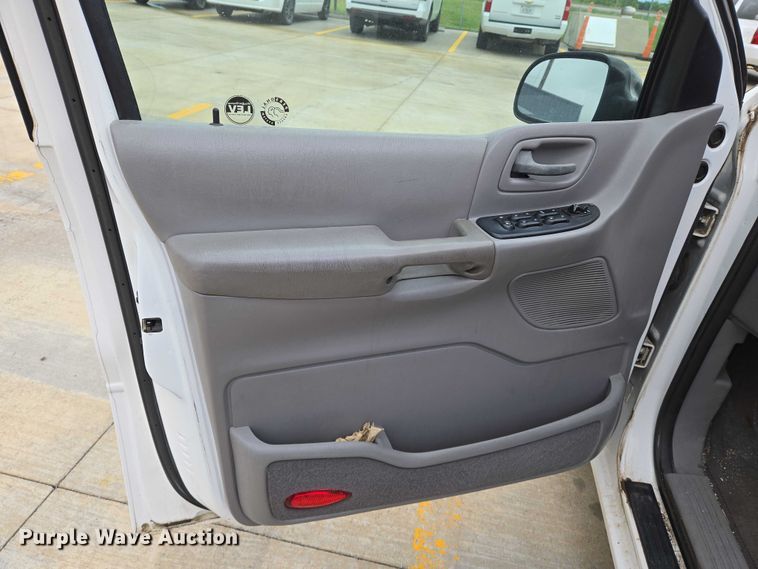 image for item EN8020 2002 Ford Windstar LX van