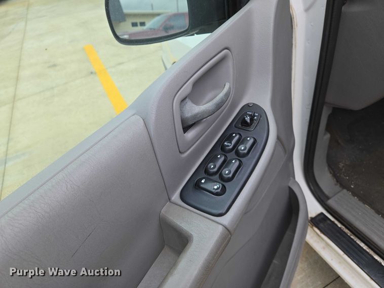 image for item EN8020 2002 Ford Windstar LX van