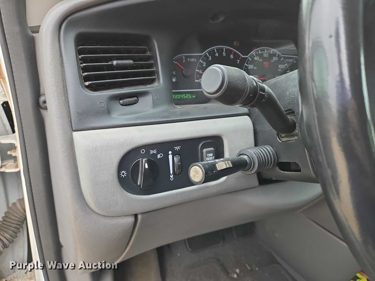 image for item EN8020 2002 Ford Windstar LX van