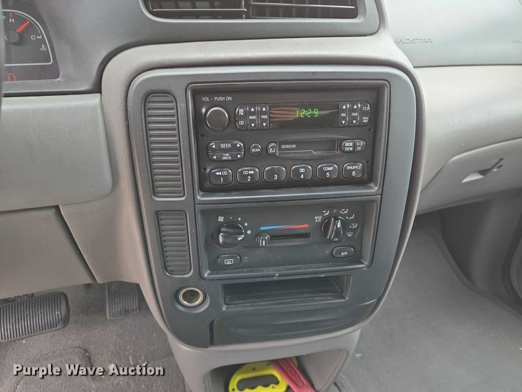 image for item EN8020 2002 Ford Windstar LX van