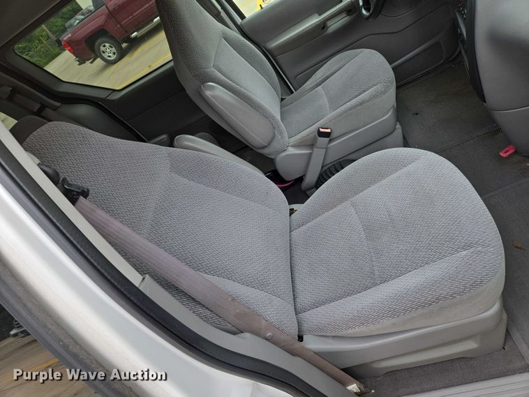 image for item EN8020 2002 Ford Windstar LX van