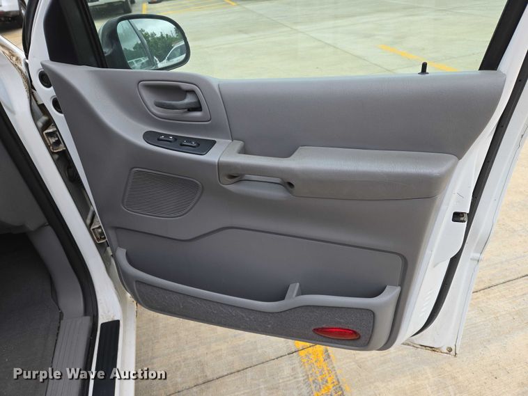 image for item EN8020 2002 Ford Windstar LX van