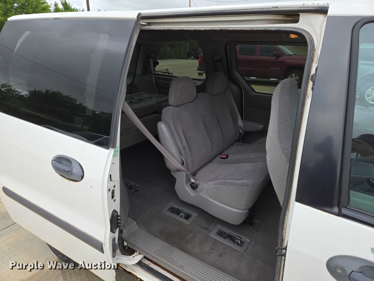 image for item EN8020 2002 Ford Windstar LX van