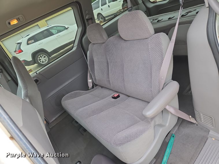 image for item EN8020 2002 Ford Windstar LX van