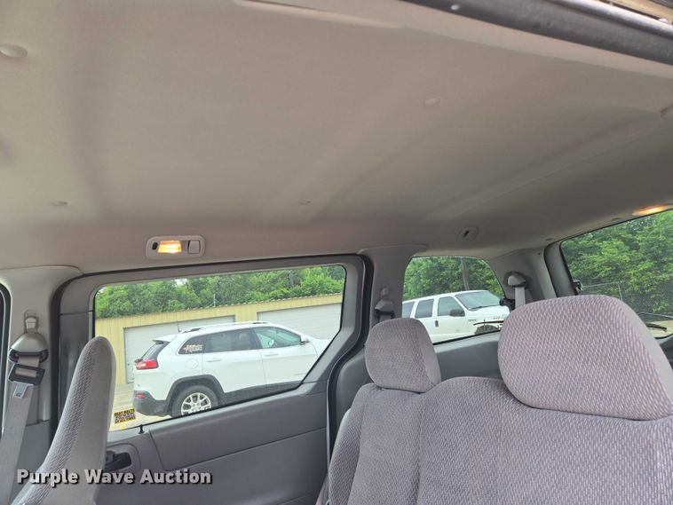 image for item EN8020 2002 Ford Windstar LX van