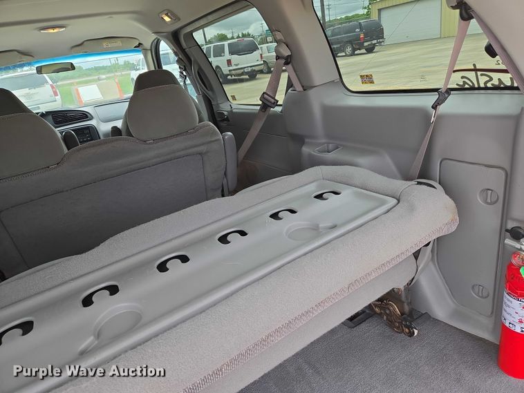 image for item EN8020 2002 Ford Windstar LX van