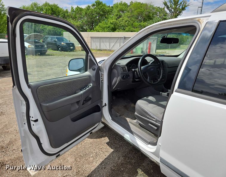 image for item EN8027 2005 Ford Explorer SUV