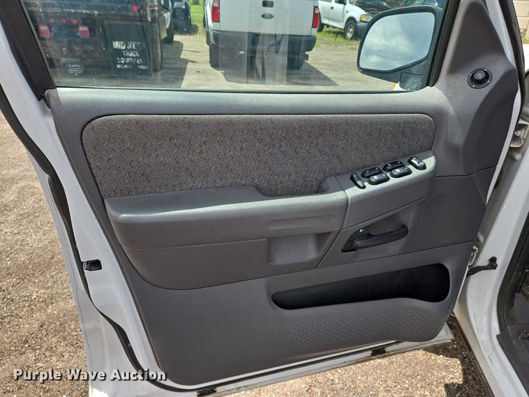 image for item EN8027 2005 Ford Explorer SUV