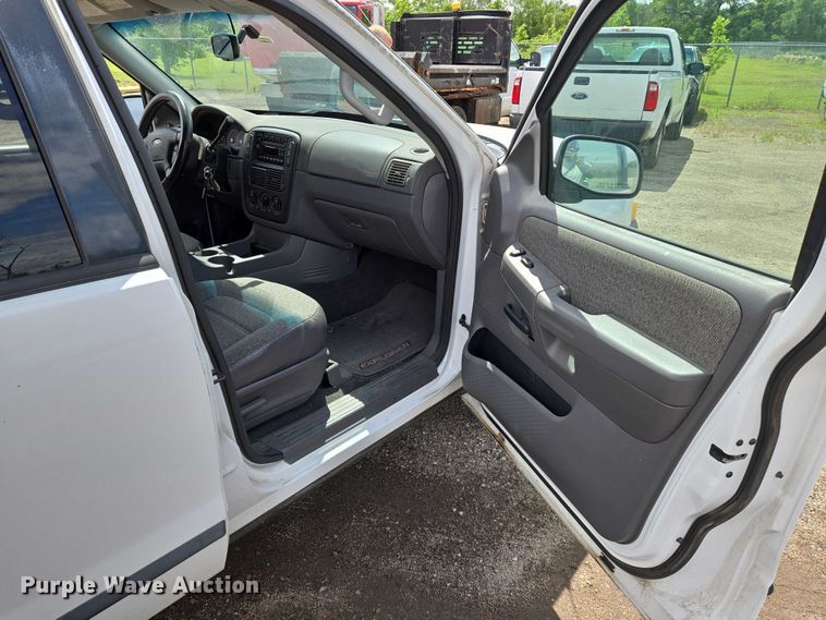 image for item EN8027 2005 Ford Explorer SUV