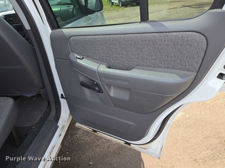 image for item EN8027 2005 Ford Explorer SUV