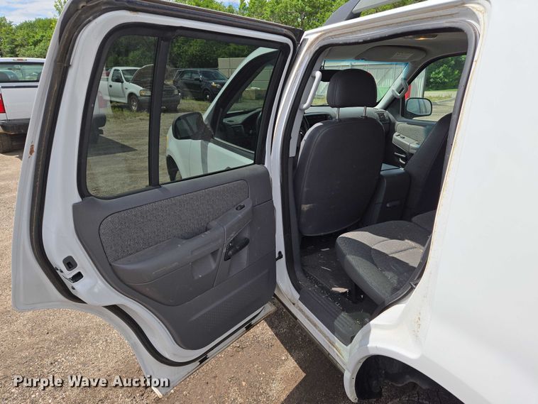 image for item EN8027 2005 Ford Explorer SUV