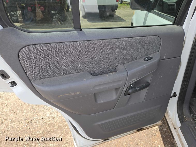 image for item EN8027 2005 Ford Explorer SUV