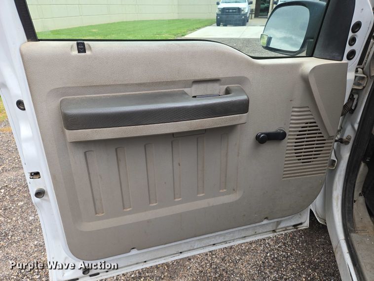 image for item EN8033 2008 Ford F250 Super Duty XL pickup truck
