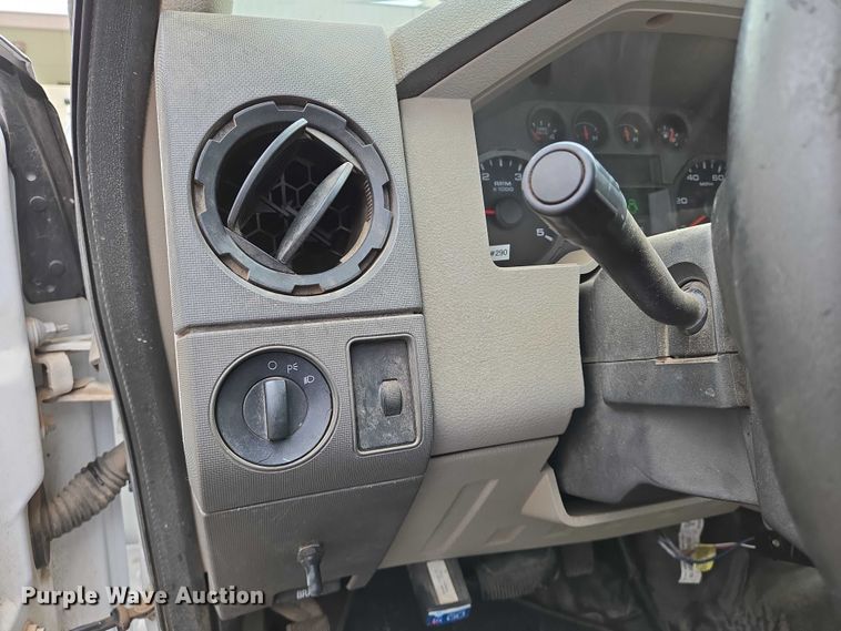 image for item EN8033 2008 Ford F250 Super Duty XL pickup truck