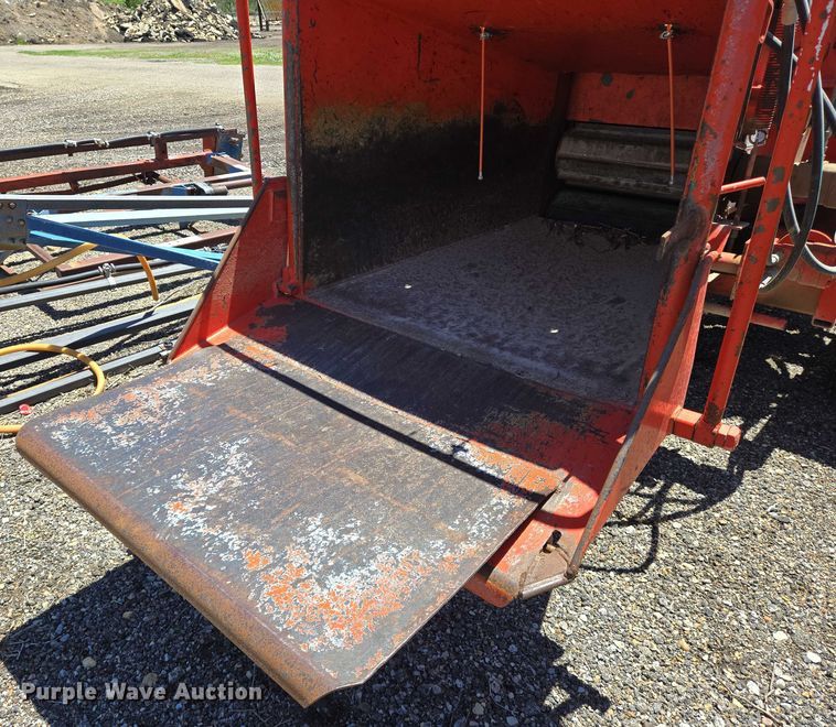 image for item EO0898 1997 Brush Bandit 200 XP wood chipper