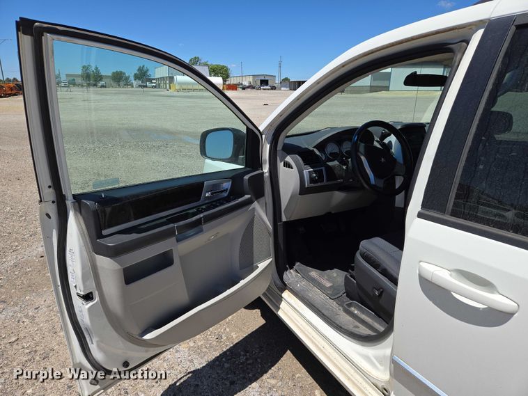 image for item EO0902 2010 Dodge Grand Caravan SXT van