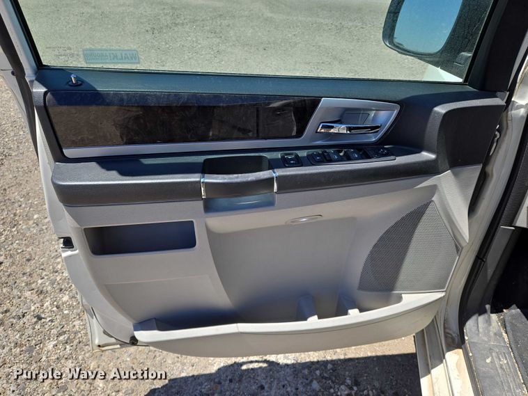 image for item EO0902 2010 Dodge Grand Caravan SXT van