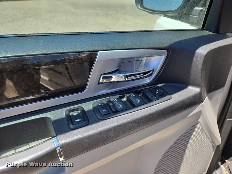 image for item EO0902 2010 Dodge Grand Caravan SXT van