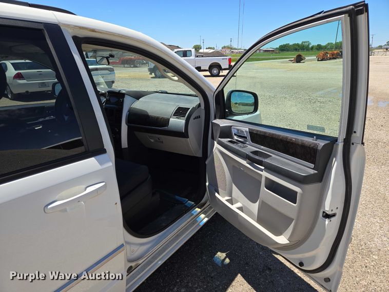 image for item EO0902 2010 Dodge Grand Caravan SXT van