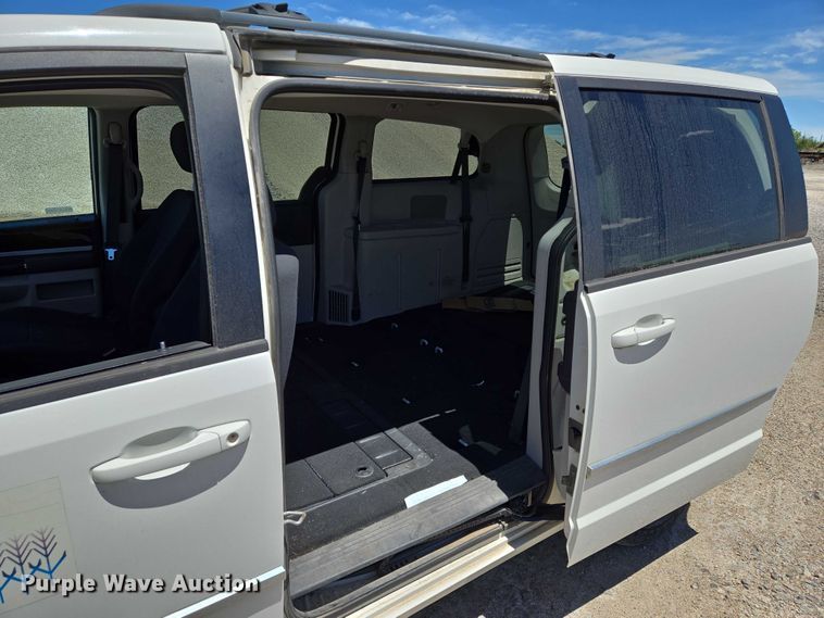 image for item EO0902 2010 Dodge Grand Caravan SXT van