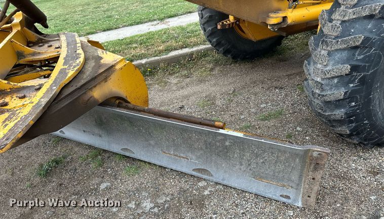 image for item EQ4828 1987 John Deere 770B motor grader