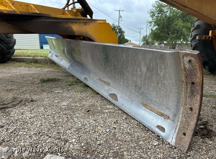 image for item EQ4828 1987 John Deere 770B motor grader