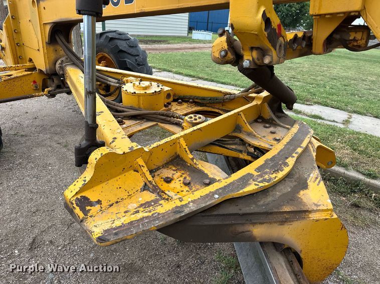 image for item EQ4828 1987 John Deere 770B motor grader