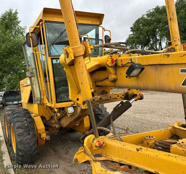 image for item EQ4828 1987 John Deere 770B motor grader