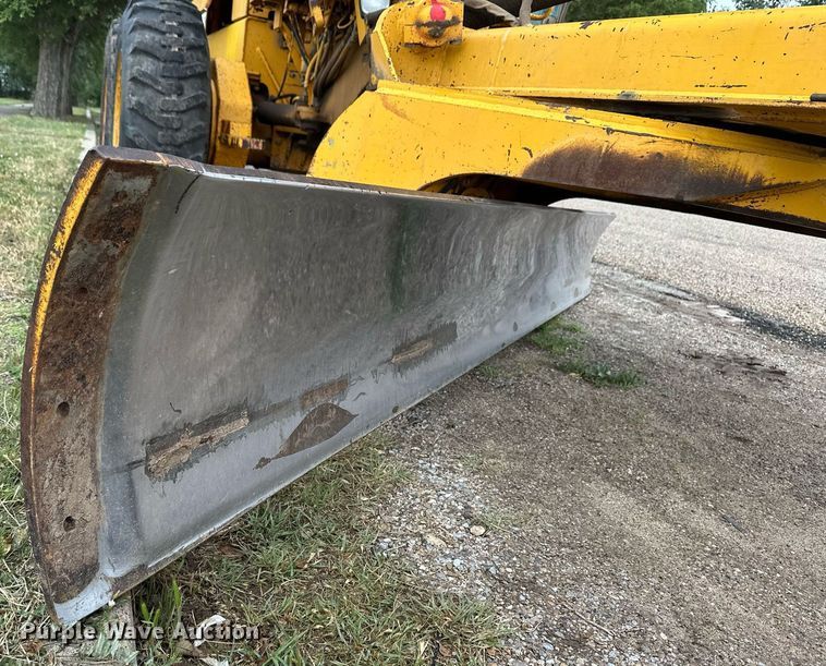 image for item EQ4828 1987 John Deere 770B motor grader