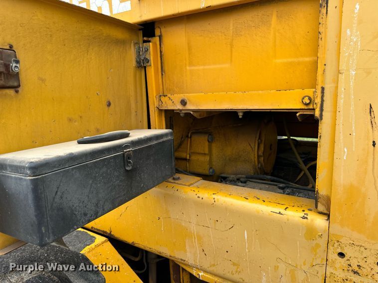 image for item EQ4828 1987 John Deere 770B motor grader